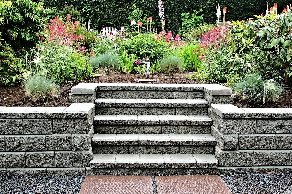 Decorative retaining wall