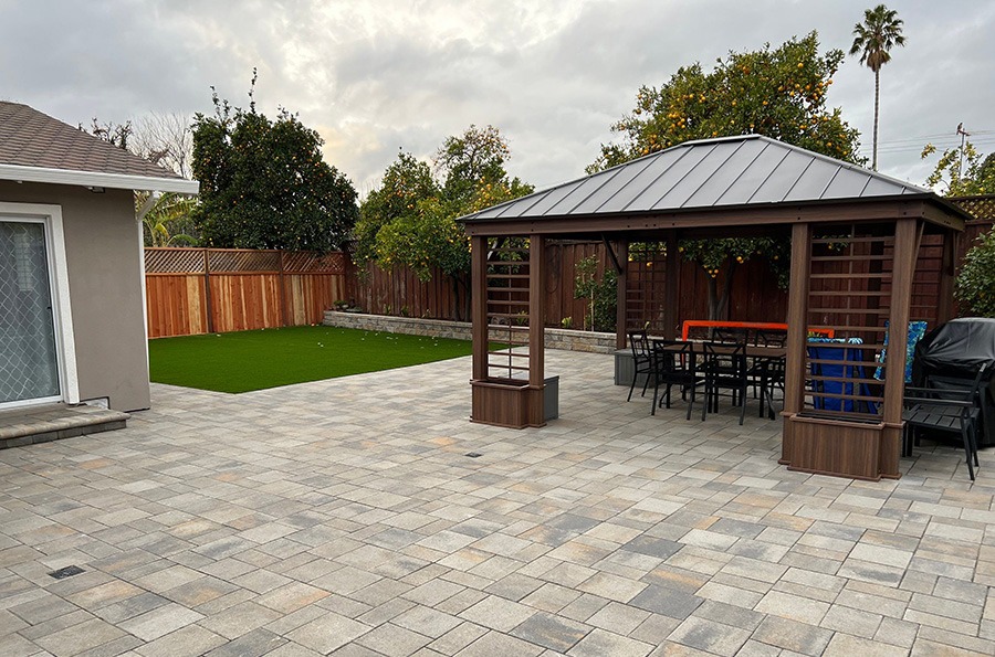 paver patio with pergola by Opulands